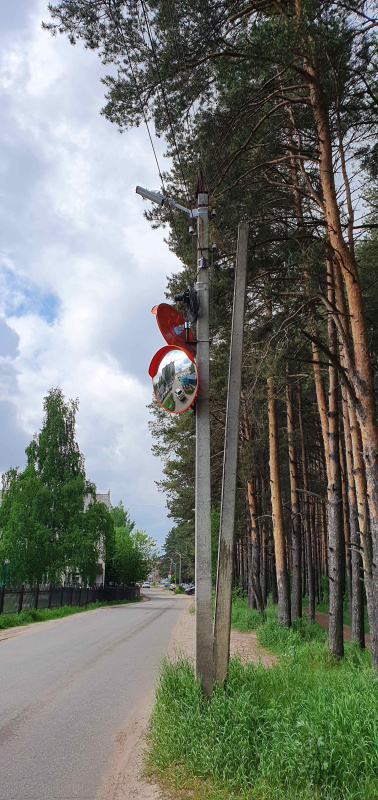 Зеркало сферическое с козырьком ЗС-1000 на выезде с парковки, г. Ярославль