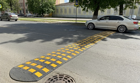 Лежачий полицейский у Ярославского высшего военного училища ПВО