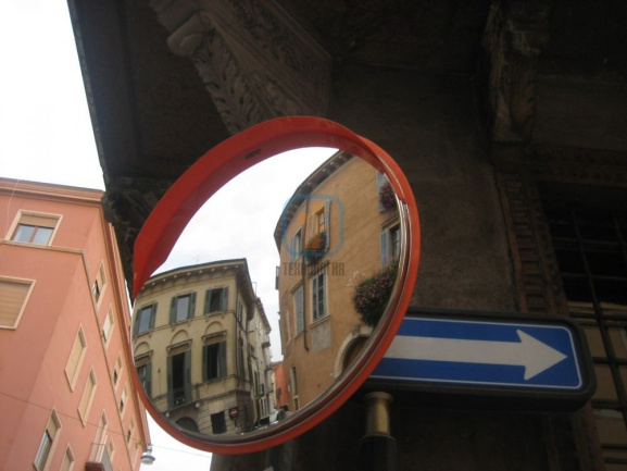 Монтаж сферического круглого зеркала на стойку знака