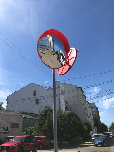 Установка сферических зеркал на стойку дорожного знака