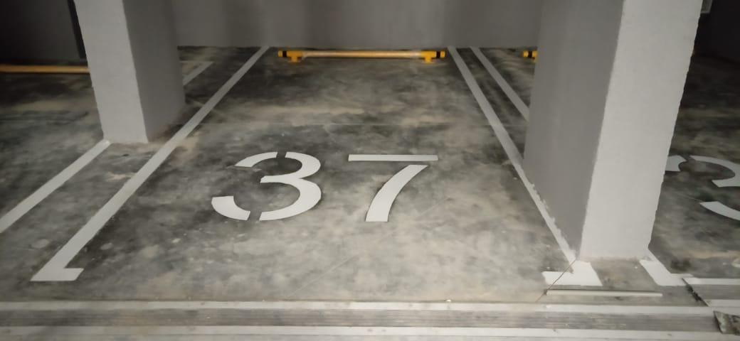 Обустроенное парковочное место подземного паркинга ЖК «Династия»: разметка, колесоотбойник из металла