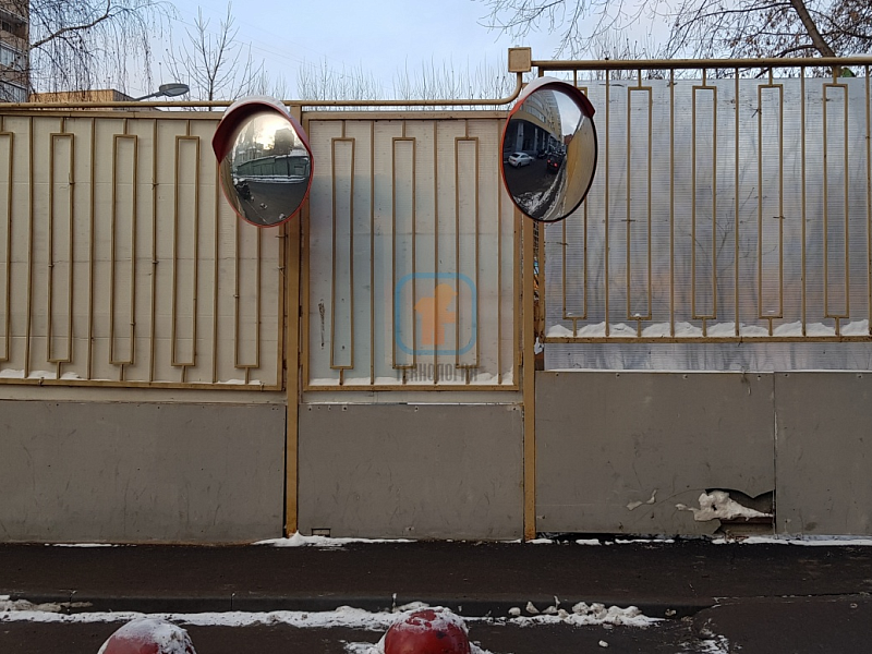 Парковка у офисного здания, оснащенная зеркалами дорожными Парковка у офисного здания, оснащенная зеркалами дорожными