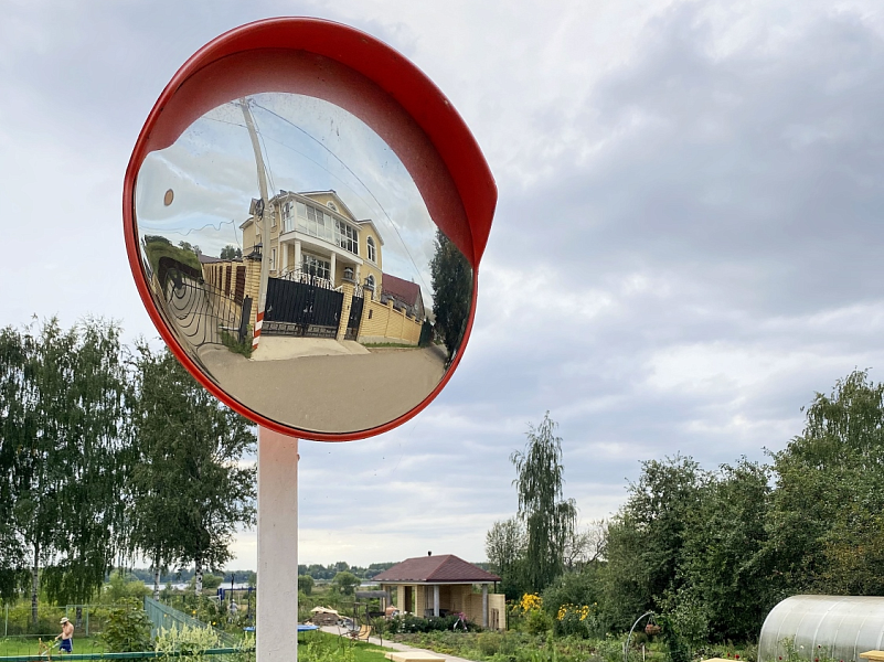 Обзорное зеркало с козырьком для обеспечения видимости дороги в слепых зонах Обзорное зеркало с козырьком для обеспечения видимости дороги в слепых зонах