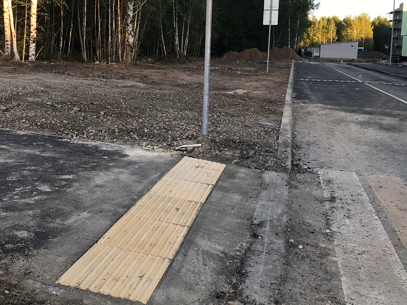 Безопасный пешеходный переход, оснащенный дорожной тактильной плиткой Безопасный пешеходный переход, оснащенный дорожной тактильной плиткой