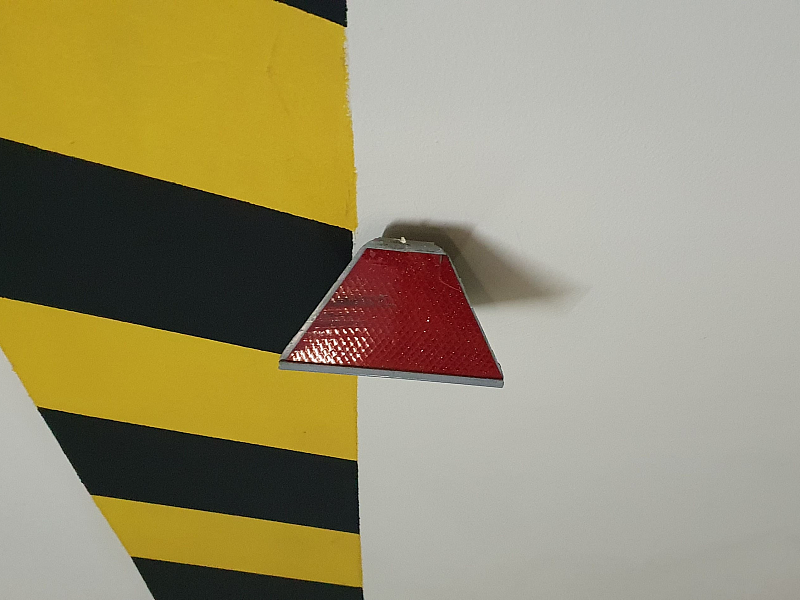 Сигнальный катафот для обеспечения видимости элементов здания при движении на подземной парковке Сигнальный катафот для обеспечения видимости элементов здания при движении на подземной парковке