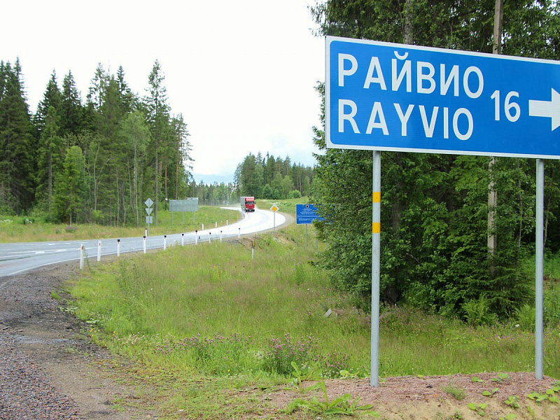 Столбики сигнальные для лучшего ориентирования водителей на автотрассе Столбики сигнальные для лучшего ориентирования водителей на автотрассе