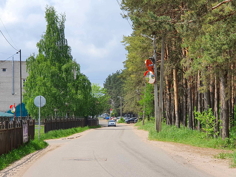 Обеспечение большого угла обзора в слепой зоне выезда с парковки Обеспечение большого угла обзора в слепой зоне выезда с парковки