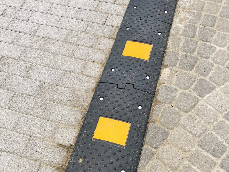 Искусственная неровность ИДН-300 со светоотражающей наклейкой Искусственная неровность ИДН-300 со светоотражающей наклейкой