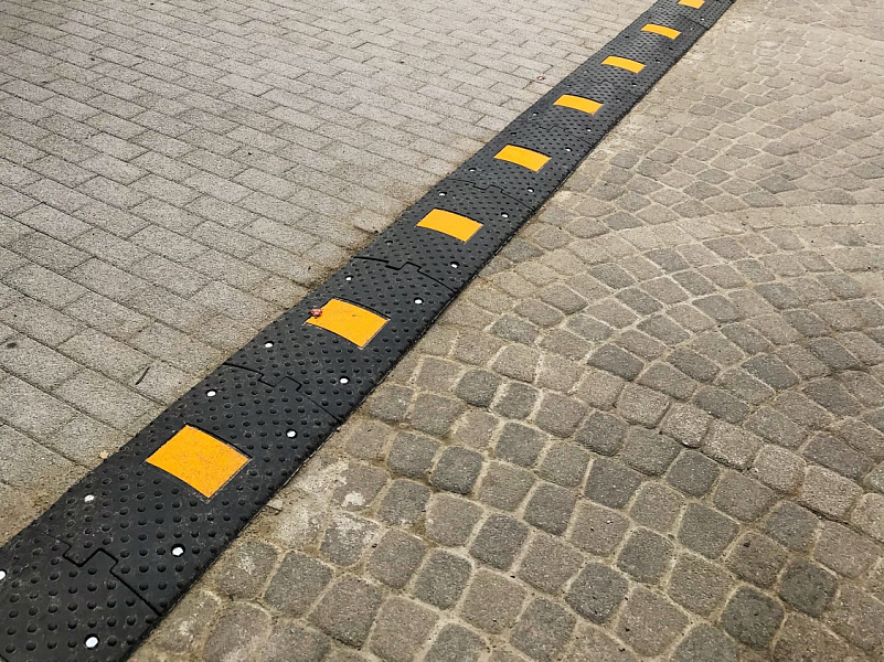 Искусственная дорожная неровность в пешеходной зоне для снижения скорости самокатов и велосипедов Искусственная дорожная неровность в пешеходной зоне для снижения скорости самокатов и велосипедов