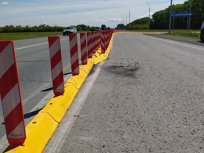 Дорожный полимерпесчаный делиниатор с сигнальным столбиком для разделения потоков движения транспорта на трассе Дорожный полимерпесчаный делиниатор с сигнальным столбиком для разделения потоков движения транспорта на трассе