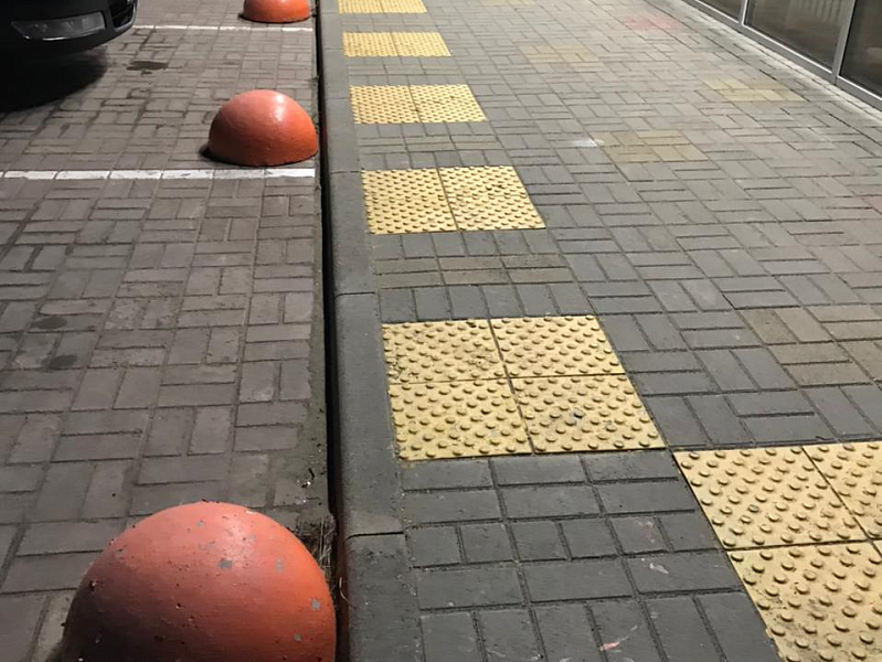 Вход в кафе, оснащенный тротуарной тактильной плиткой Вход в кафе, оснащенный тротуарной тактильной плиткой