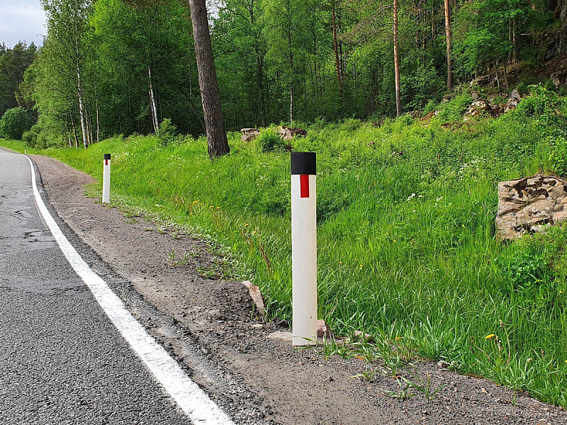 Сигнальный столбик на трассе Сигнальный столбик на трассе