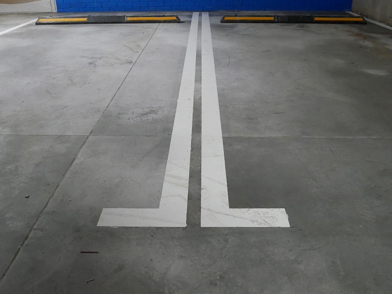 Обозначение мест парковки на закрытой стоянке с помощью дорожной краски-эмали Обозначение мест парковки на закрытой стоянке с помощью дорожной краски-эмали