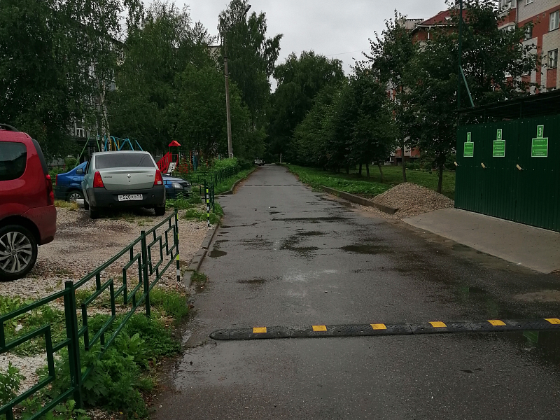 Лежачий полицейский на территории двора Лежачий полицейский на территории двора