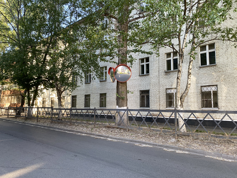 Сферические зеркала с козырьком для обеспечения обзора в слепой зоне Сферические зеркала с козырьком для обеспечения обзора в слепой зоне