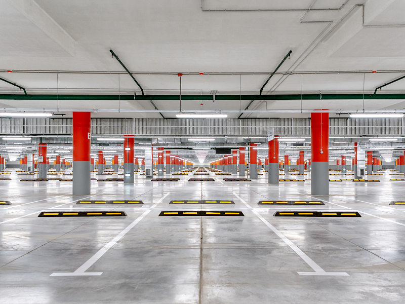 Подземный паркинг с разметкой парковочных мест Подземный паркинг с разметкой парковочных мест