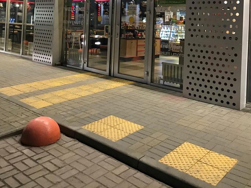 Бетонная тактильная плитка перед входом в кафе Бетонная тактильная плитка перед входом в кафе