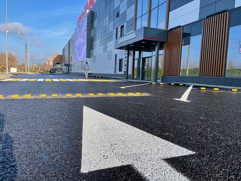 Обозначение машиномест и направления движения на открытой стоянке с помощью краски для асфальта Обозначение машиномест и направления движения на открытой стоянке с помощью краски для асфальта