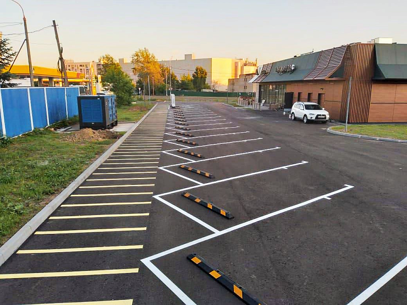 Стоянка с разметкой машиномест белой дорожной эмалью Стоянка с разметкой машиномест белой дорожной эмалью