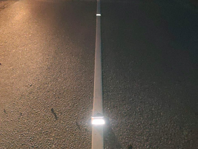 Автотрасса оснащенная светоотражателем дорожным Автотрасса оснащенная светоотражателем дорожным