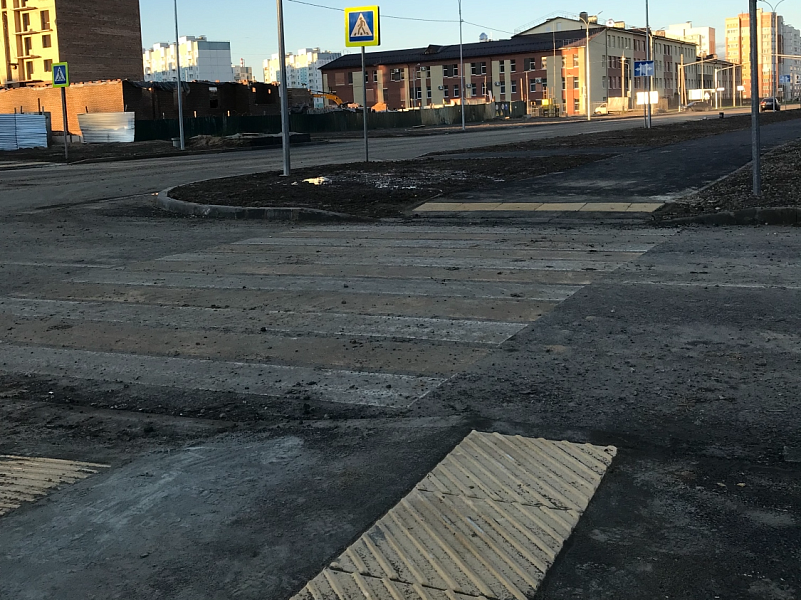 Пешеходный переход, оснащенный тактильной плиткой Пешеходный переход, оснащенный тактильной плиткой