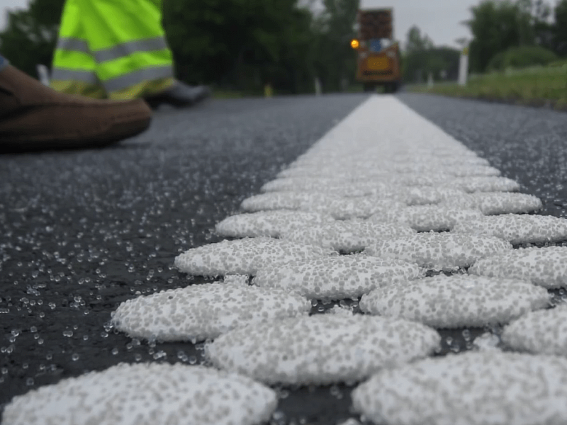 Холодный пластик для разметки дорожного полотна Холодный пластик для разметки дорожного полотна