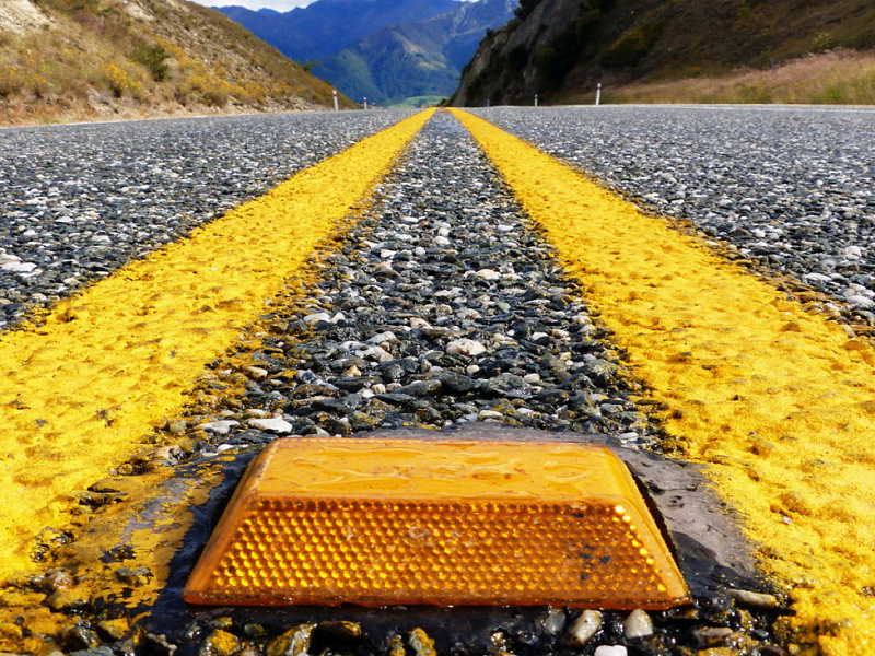 Катафот дорожный на автомобильной трассе Катафот дорожный на автомобильной трассе