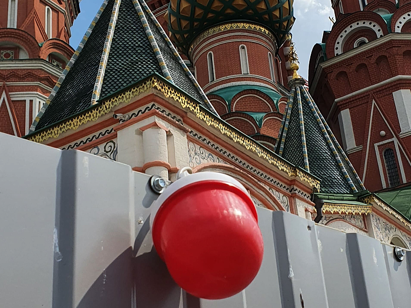 Осветительные фонари на временном ограждении участка ремонтных работ Осветительные фонари на временном ограждении участка ремонтных работ