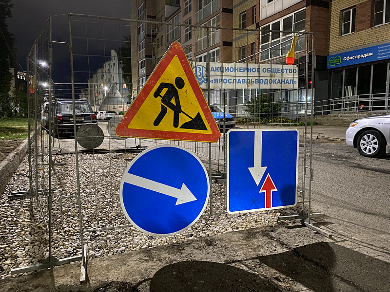 Участок производства ремонтных работ, огороженный временным ограждением с фонарями Участок производства ремонтных работ, огороженный временным ограждением с фонарями