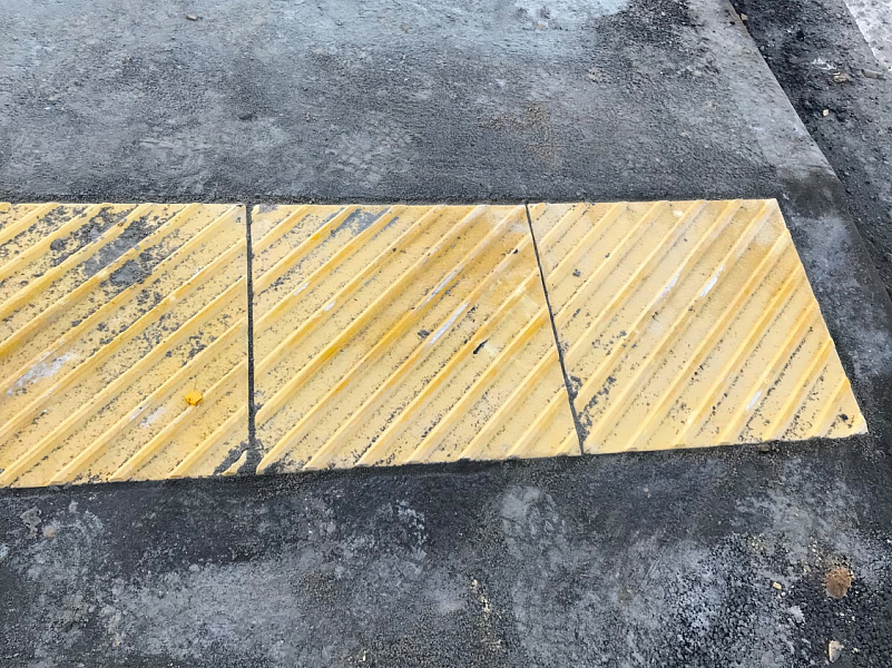 Тактильная плитка предупреждающая на пешеходном переходе вблизи школы Тактильная плитка предупреждающая на пешеходном переходе вблизи школы