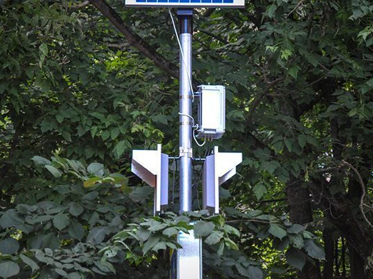Светофор автономный на стойке дорожного знака Светофор автономный на стойке дорожного знака