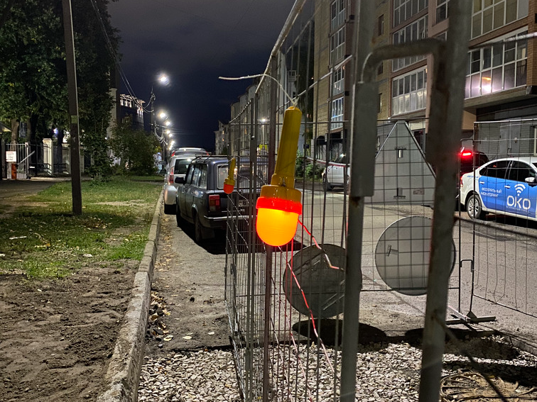 Сигнальные фонари на огражденном участке ремонта дороги Сигнальные фонари на огражденном участке ремонта дороги