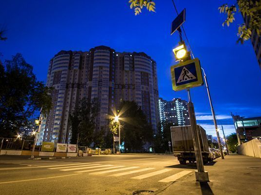 Пешеходный переход, оснащенный автономным светофором  Пешеходный переход, оснащенный автономным светофором