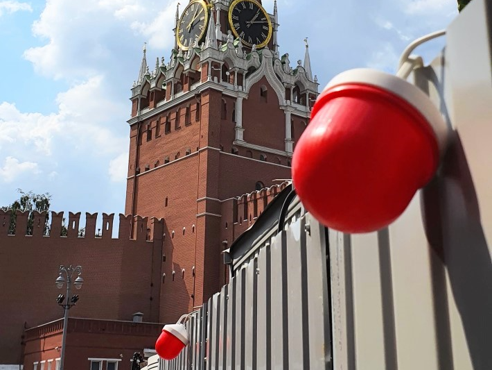 Временный забор с сигнальными фонарями на месте проведения ремонтных работ Временный забор с сигнальными фонарями на месте проведения ремонтных работ