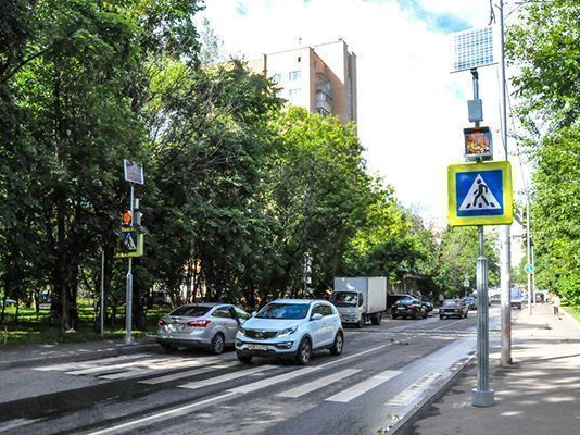 Автономный светофор на пешеходном переходе Автономный светофор на пешеходном переходе
