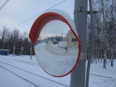 Дорожное зеркало на столбе