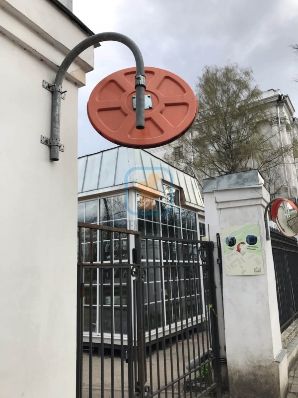 Кронштейн с дорожным сферическим зеркалом на воротах ресторана «Буратино», г. Ярославль
