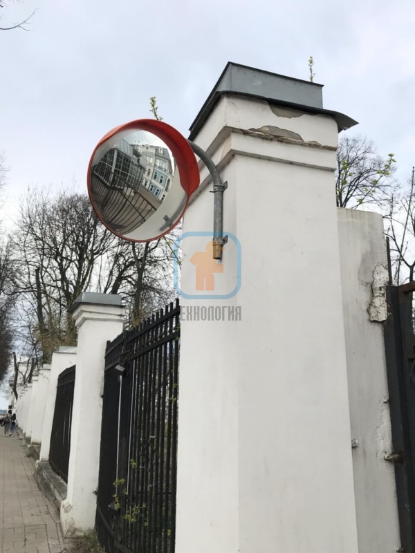 Зеркало сферическое на воротах для обзора при выезде с парковки ресторана «Буратино», г. Ярославль