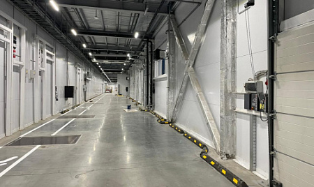 Резиновый оградительный бордюр для защиты конструкций от наезда погрузчика