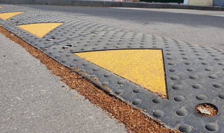 Производство лежачего полицейского из композита и установка на парковке