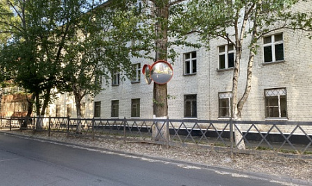 Обзор дороги при выезде с парковки