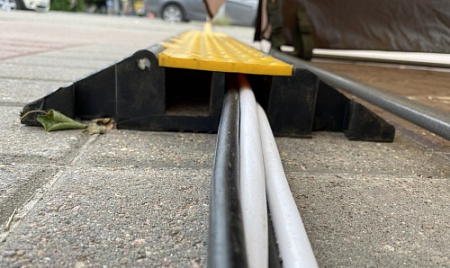 Защита электрических кабелей от механических повреждений в пешеходной зоне