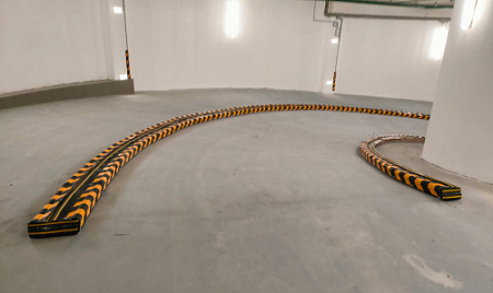 Защита бордюра на парковке общего пользования