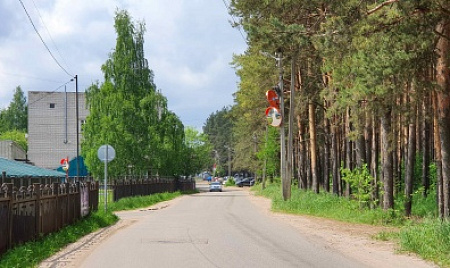 Обзорное выпуклое зеркало на выезде с парковки