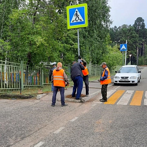 Установка стойки дорожного знака в асфальт