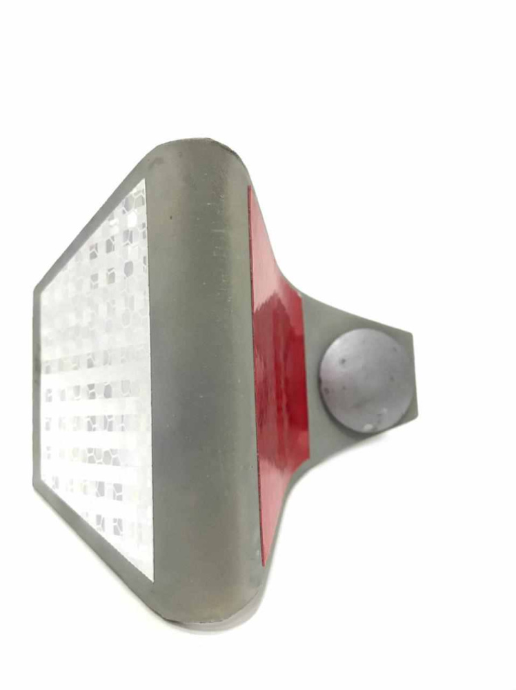 Катафот КД-5 металл 3 мм с бело-красными светоотражателями и креплением