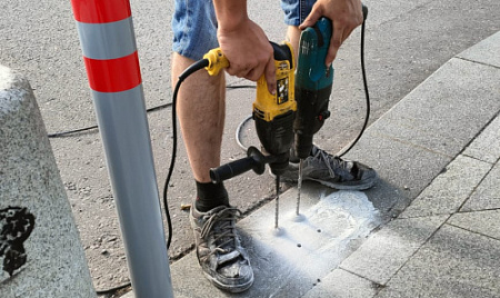 Парковочные столбики отделили парковку от пешеходной зоны