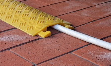 Кабельная капа в пешеходной зоне