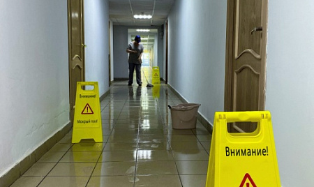 Табличка «Мокрый пол» в офисном здании
