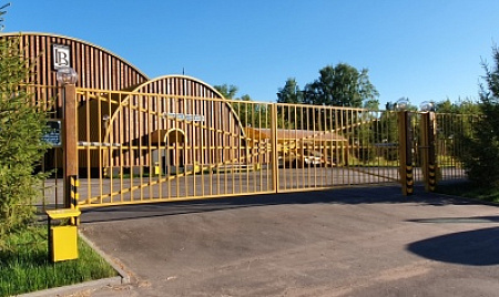 Угловая защита на территории яхт-клуба